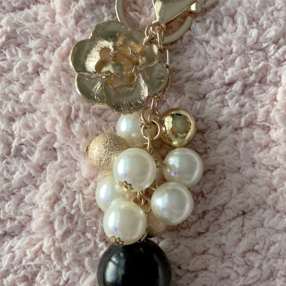 WHITE HEAVY ALLOY CAMILLA FLOWER W/RHINESTONES PEARL CENTER AND DANGLING BEADS - Picture 4 of 4